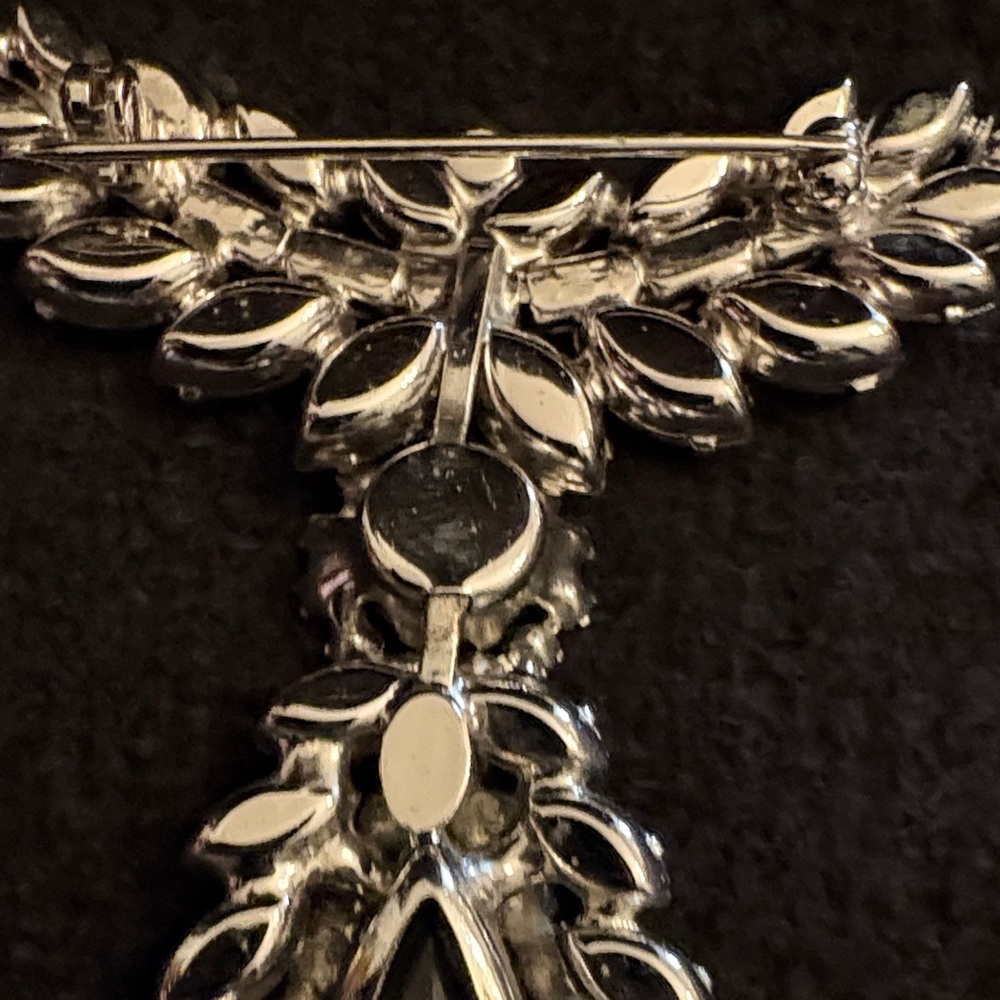 Source Unknown Silver And Emerald Brooch - image 5